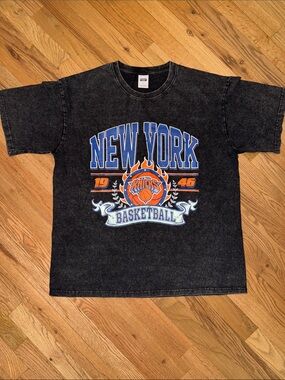 New York Knicks Black Short Sleeve Basketball Graphic Tee Size L NWOT